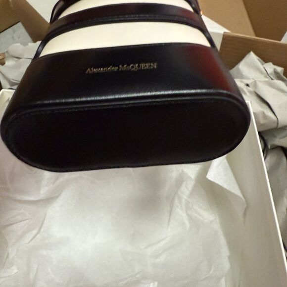 Alexander McQueen Mini The Rise Leather Bucket Bag - Picture 8 of 11
